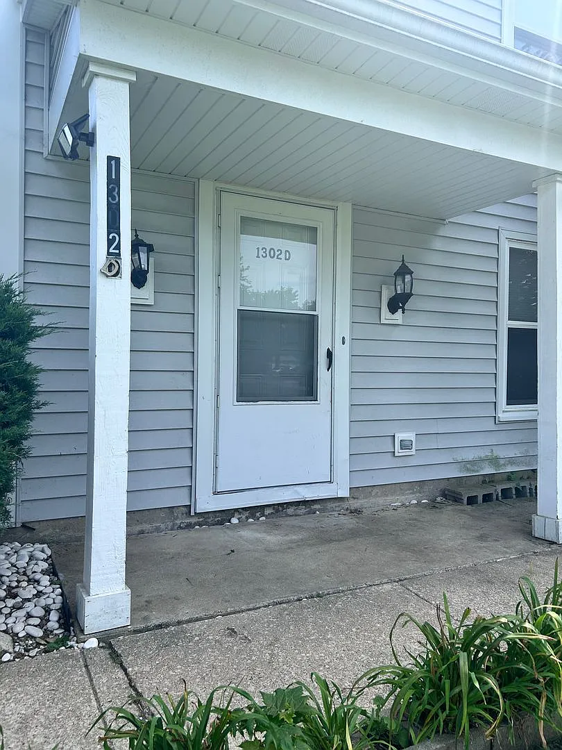 For Rent: 2 Bedroom, 1 Bath — Photo 1