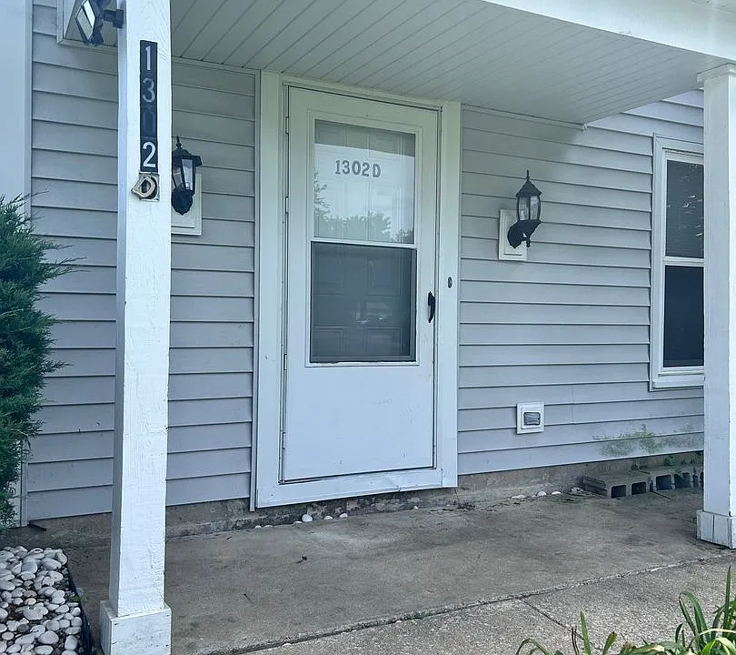 1302 S Glen Cir #D
