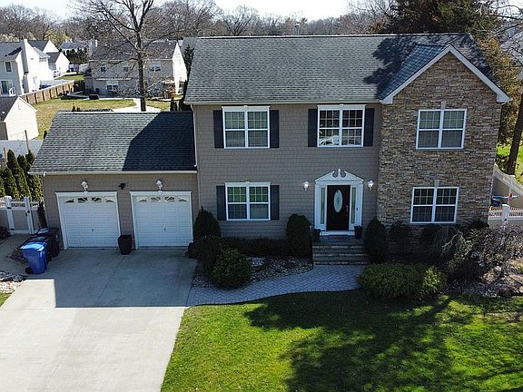 2nd image of 653 Nottingham Ct