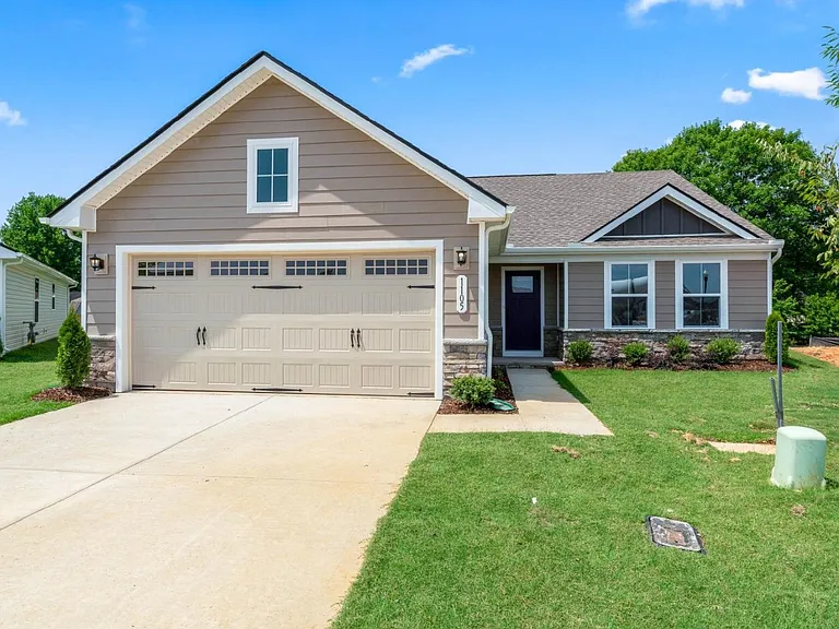 1105 Wilkinson Ln — Photo 1