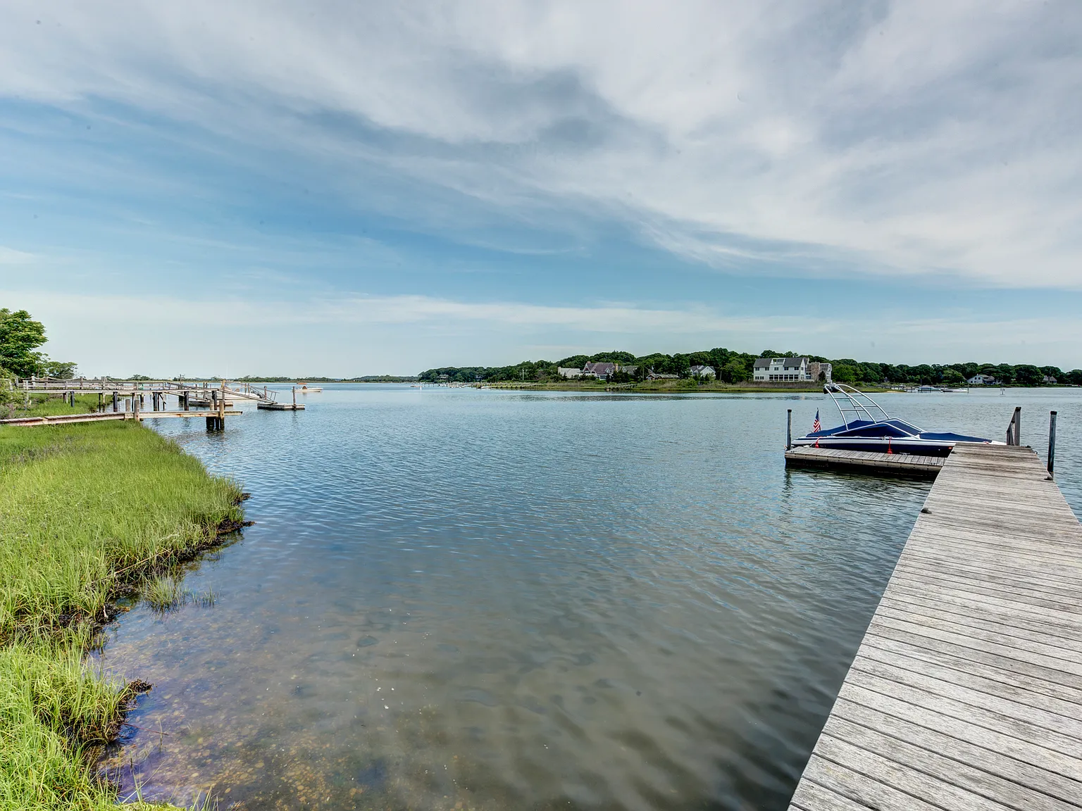 THE chicest Waterfront Bungalow with private beach and dock — Photo 4