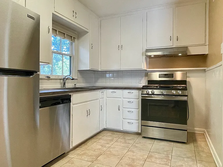 2420 Hartford Rd — Photo 8