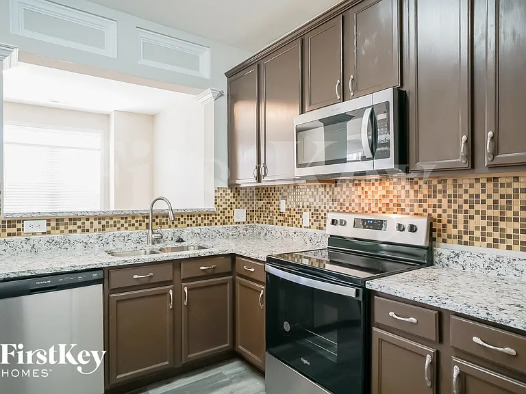 8163 Willowglen Dr — Photo 6