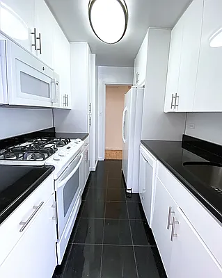 Rented by Avenues Real Estate | media 32