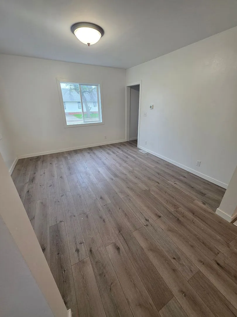 Fully Remodeled 3 Bedroom — Photo 4