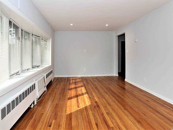 3rd image of 33 Parkway Dr