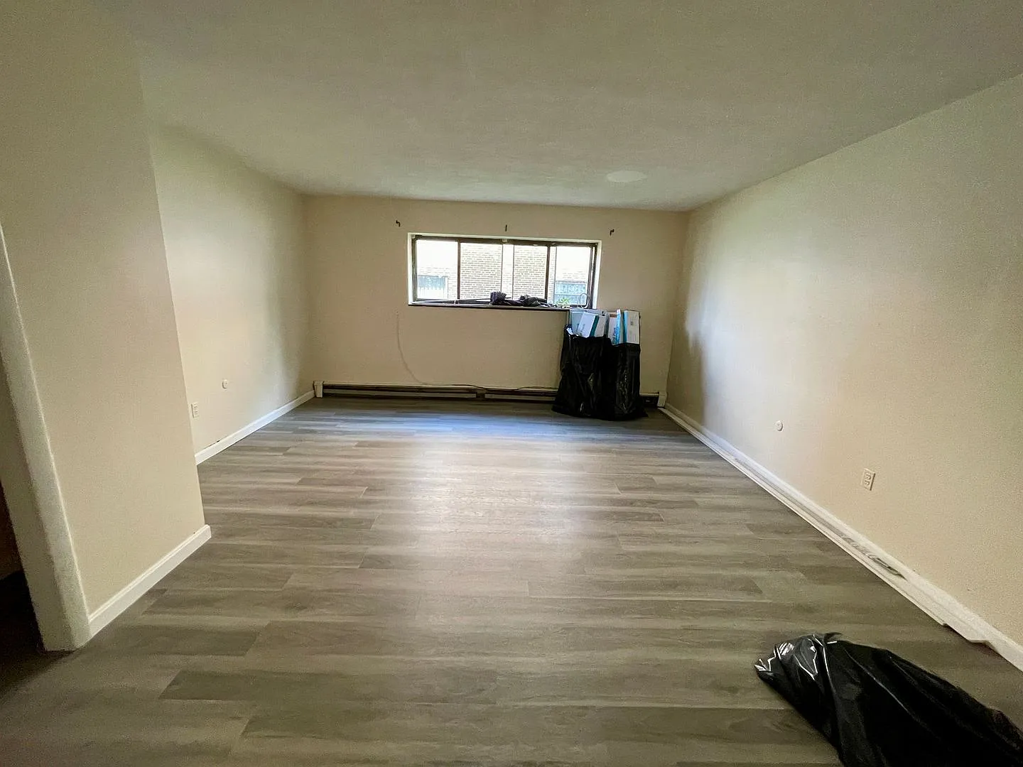 No Fee!! Studio Apartment With Parking Spot And Ht & Hw Included Available 9/1 — Photo 2