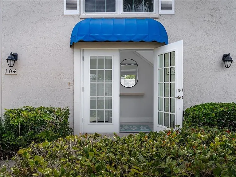 834 Gulf Pavilion Dr #204 — Photo 2