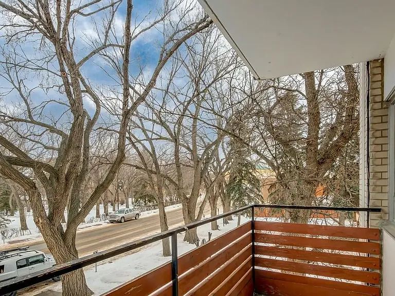 450 Langdon Cres — Photo 7