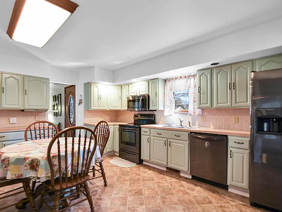 5th image of 761 Larkspur Dr