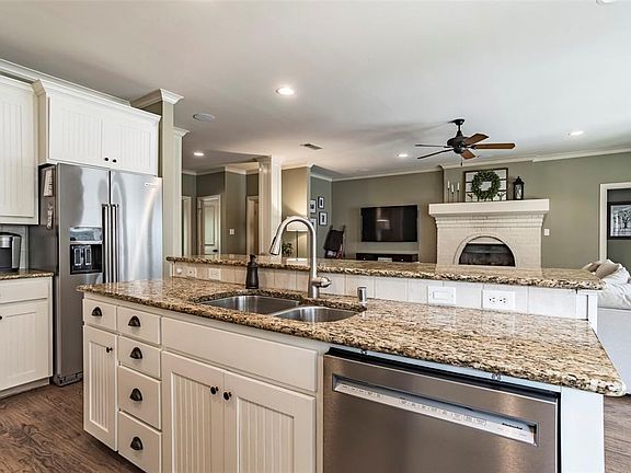 2nd image of 2318 Castle Creek Dr