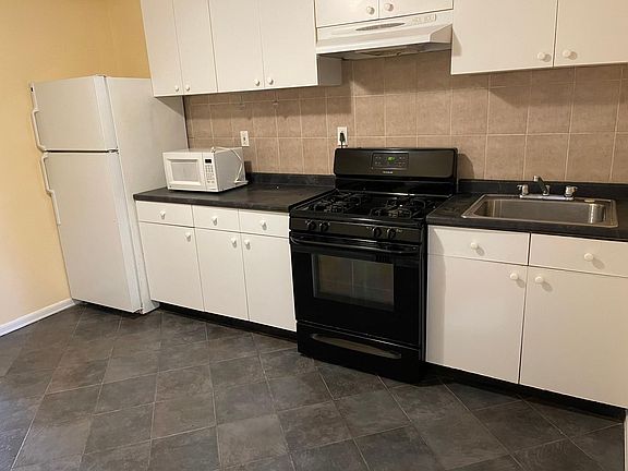 3rd image of 2670 Hubbard St #1