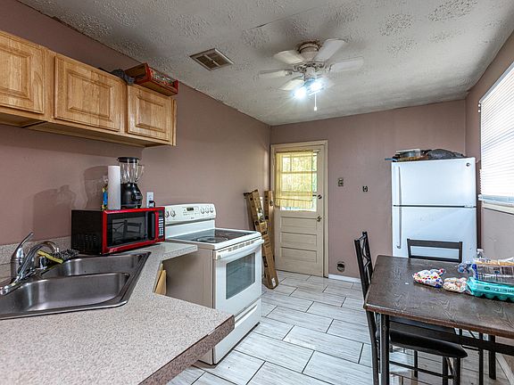 5th image of 415-417 Oak St