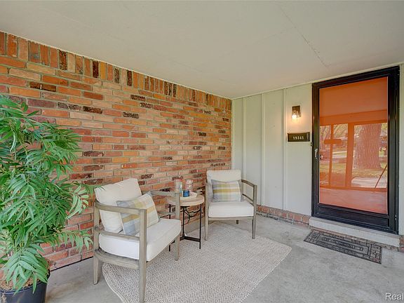 3rd image of 19341 Devonshire St