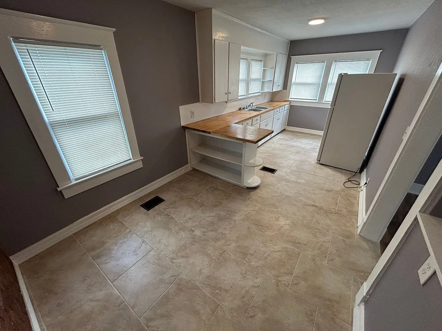 Palmetto unit for rent near local marinas, shops, and restaurants — Photo 3