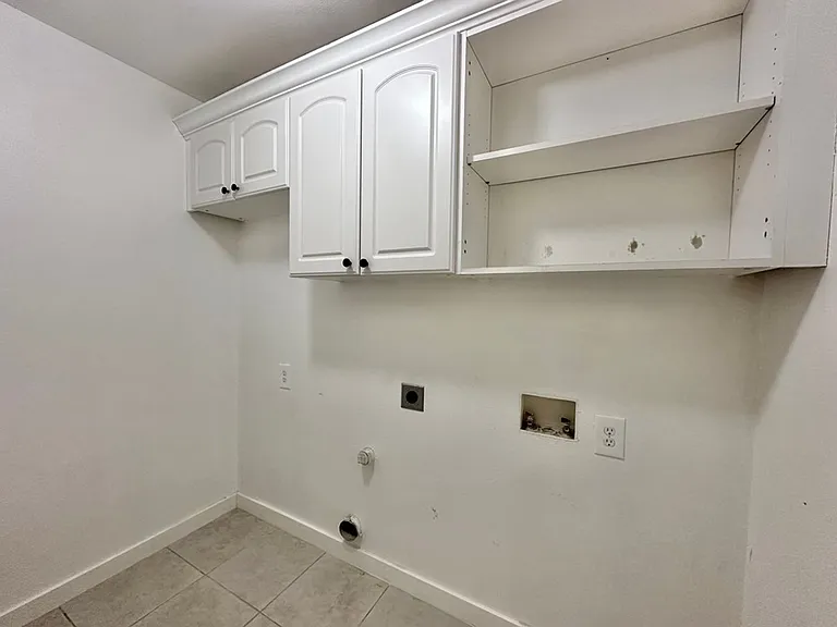 10191 FM 607 N — Photo 20