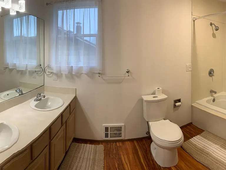 Bathroom next to the main bedroom.
