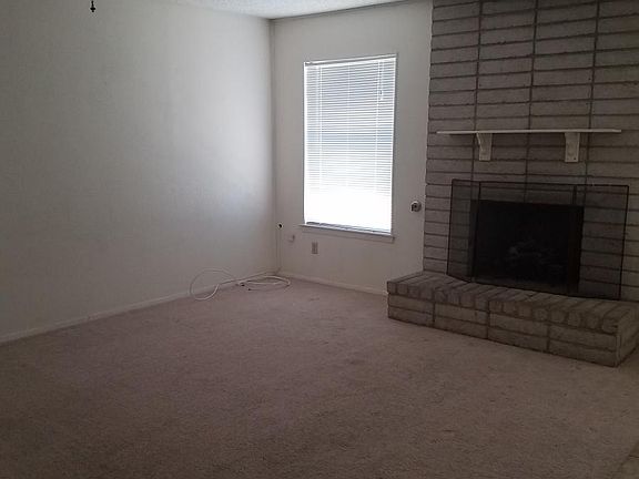 Living room/fireplace