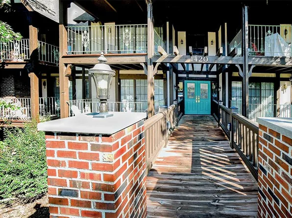 1420 Heritage Lndg APT 303, Saint Charles, MO 63303