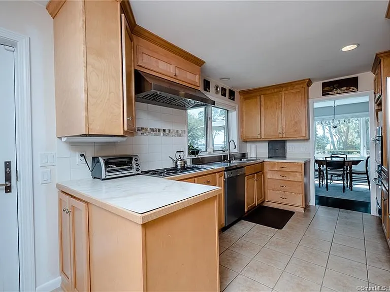 10 Morgan Point — Photo 16