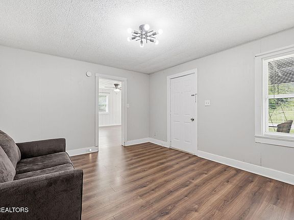5th image of 826 N Chamberlain Ave