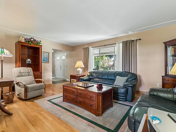 4th image of 35299 Rhoades Dr