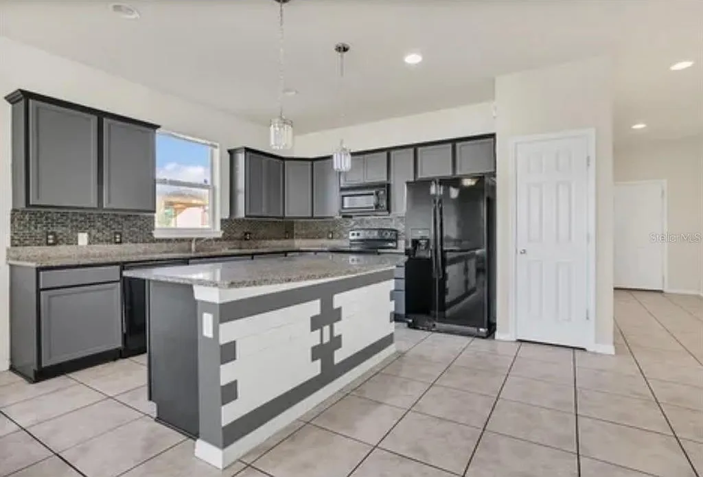 3 bed, 2.0 bath, 1972 sqft, $2,900 — Photo 2