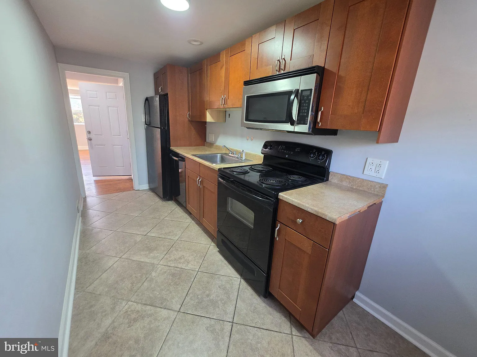 1 bed, 1.0 bath, 1152 sqft, $1,300 — Photo 2