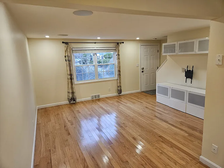 56 Roberts Dr — Photo 4