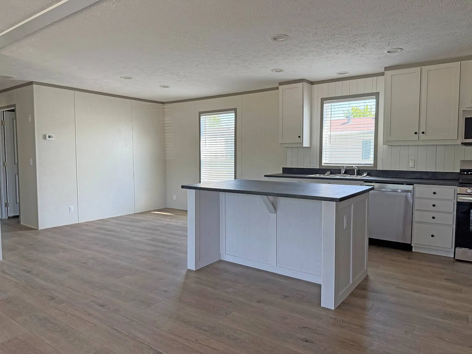 3 bed, 2.0 bath, 1450 sqft, $1,700 — Photo 4