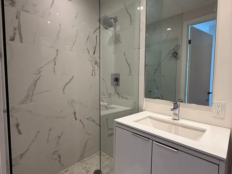 77 Shuter St #Penthouse 02 — Photo 10