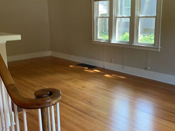 4th image of 327 Jefferson Ave