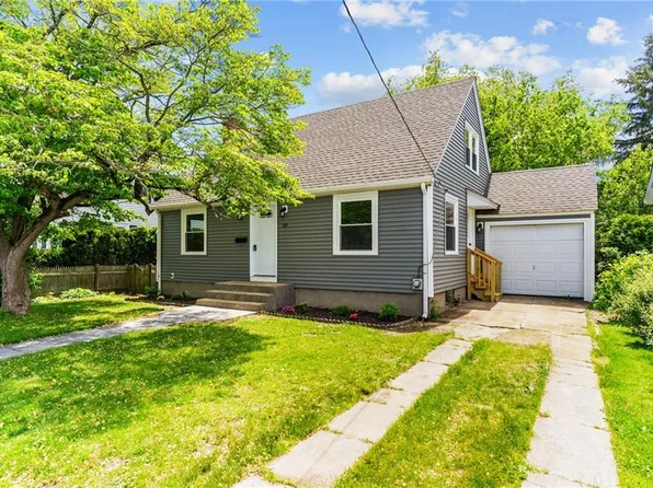 28 Ferrier Dr, Warwick, RI 02888