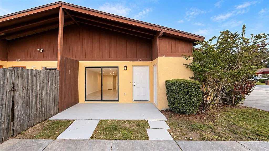 2 bed, 2.0 bath, 930 sqft, $1,500 — Photo 2