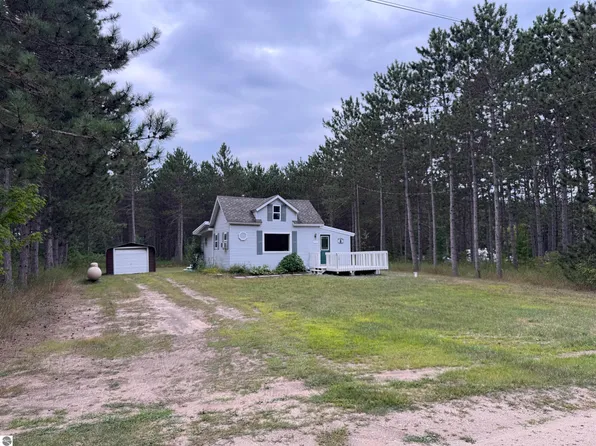 14915 Pauls Pl, Beulah, MI 49617