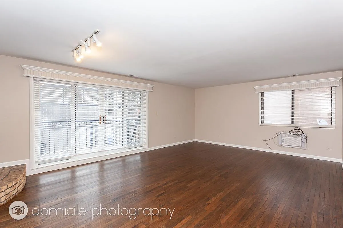 Building Photo - 1122 W Altgeld St #7