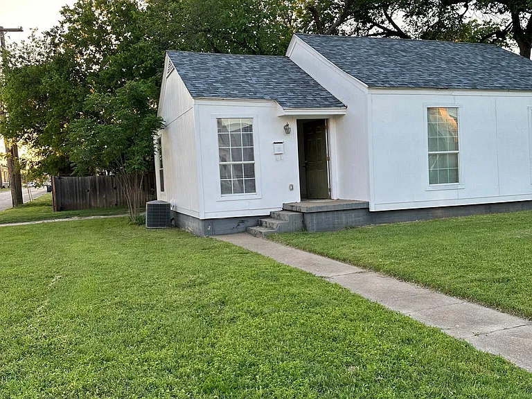 318 Templeton Dr — Photo 1