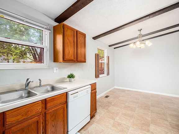 5th image of 4077 Yellowstone Dr
