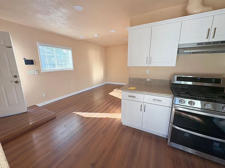 1322 W 11th St #B — Photo 6