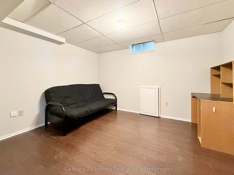 384 Leslie St — Photo 11