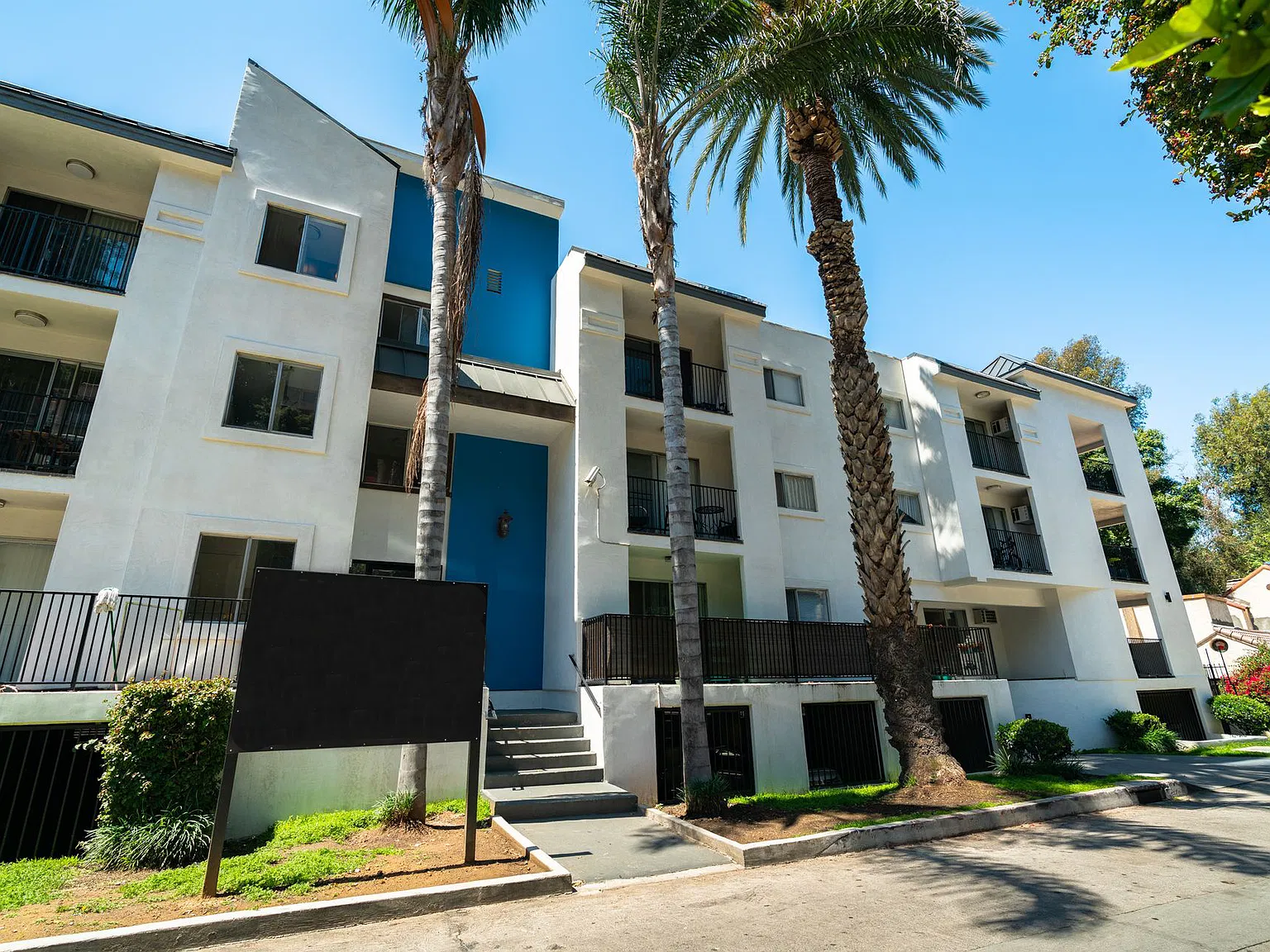 2039 North Las Palmas Ave — Photo 1
