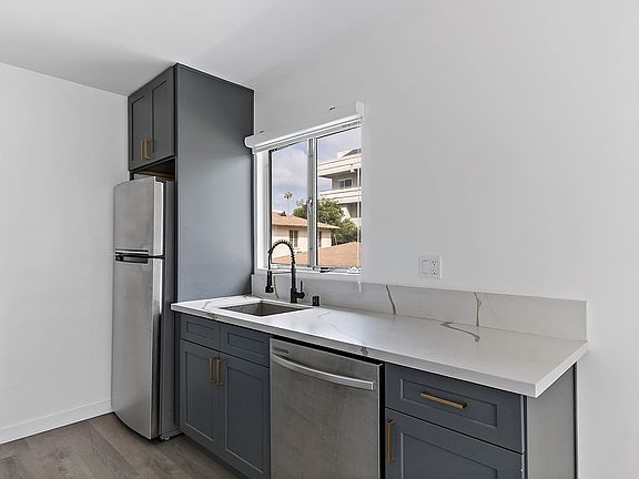 4th image of 167 S Oak Knoll Ave APT 8