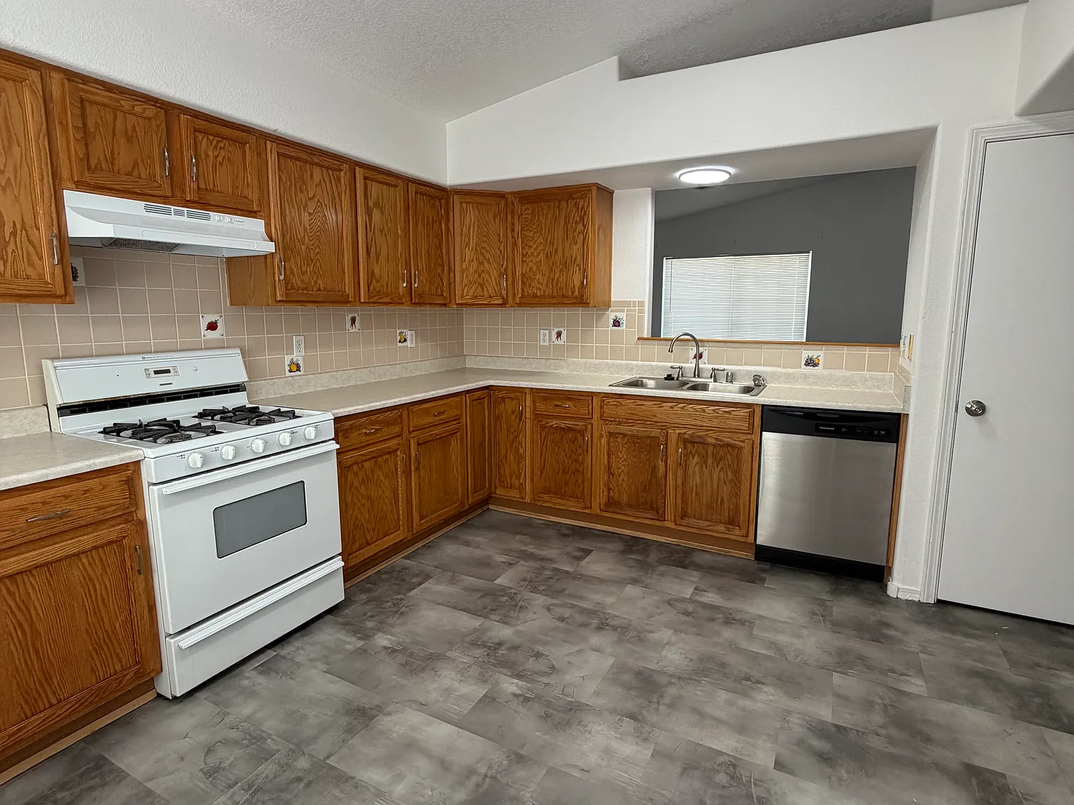 4 bed, 1550 sqft, $2,150 — Photo 2