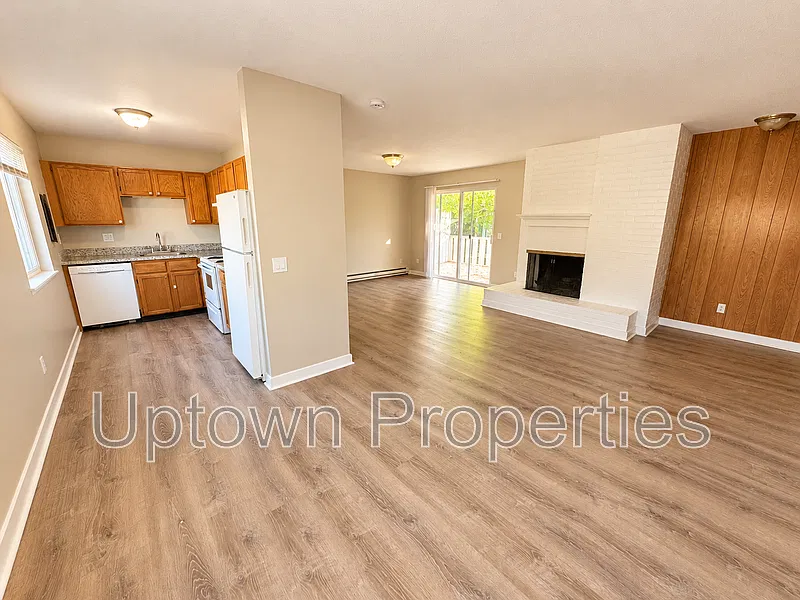 3 bed, 2.0 bath, 1300 sqft, $1,795 — Photo 2