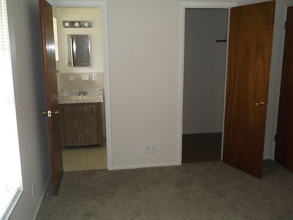 master bedroom 1/2 bath , walk in closet