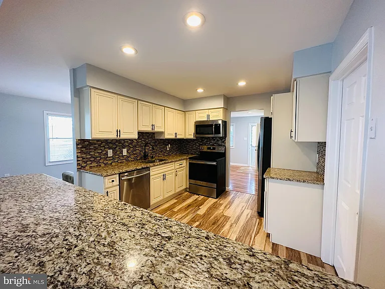319 Canterbury Ct — Photo 5
