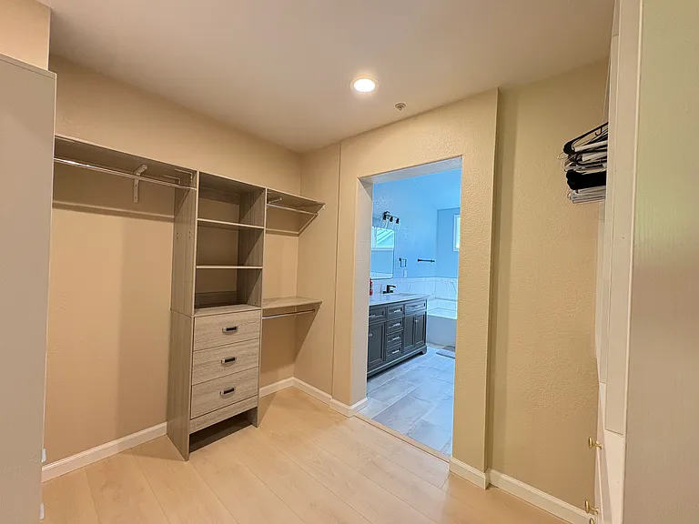 414 Galleria Dr #4 — Photo 35