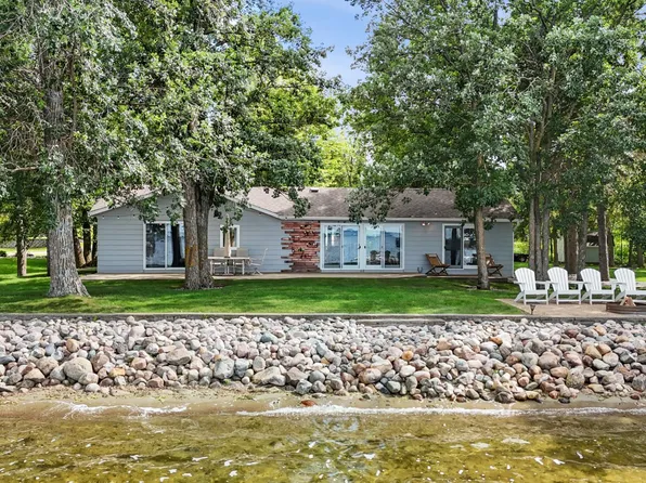 886 S Shore Dr, Detroit Lakes, MN 56501