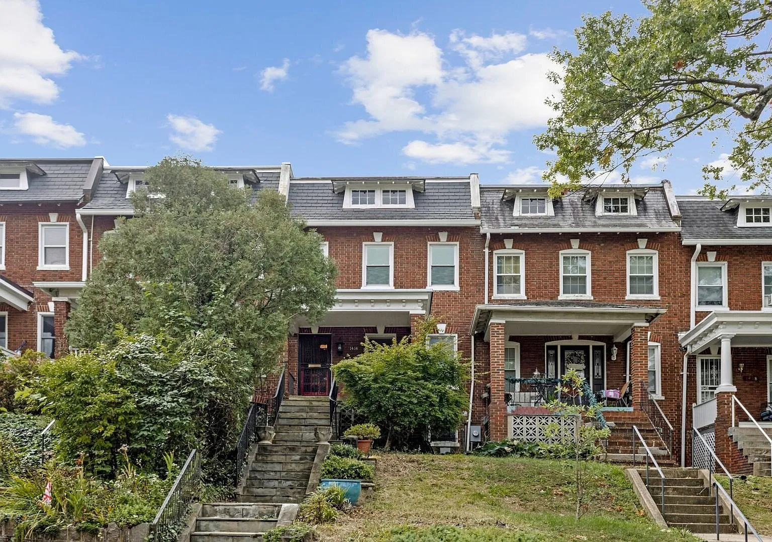 Beautiful Petworth Rowhome with Backyard and Parking! — Photo 2