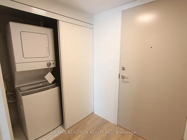 20 Meadowglen Pl #908 — Photo 3